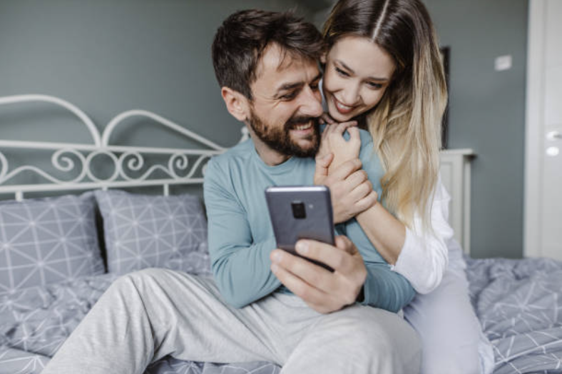 Famille dans leur maison, souriante et sereine